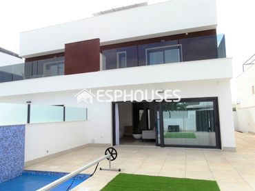 Casa pareada con balcón en venta en Pilar de la Horadada ciudad