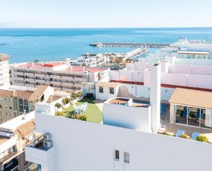 Vista exterior de Àtic en venda en Fuengirola amb Aire condicionat, Calefacció i Jardí privat