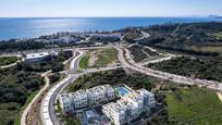 Vista exterior de Apartament en venda en Estepona amb Aire condicionat, Calefacció i Jardí privat