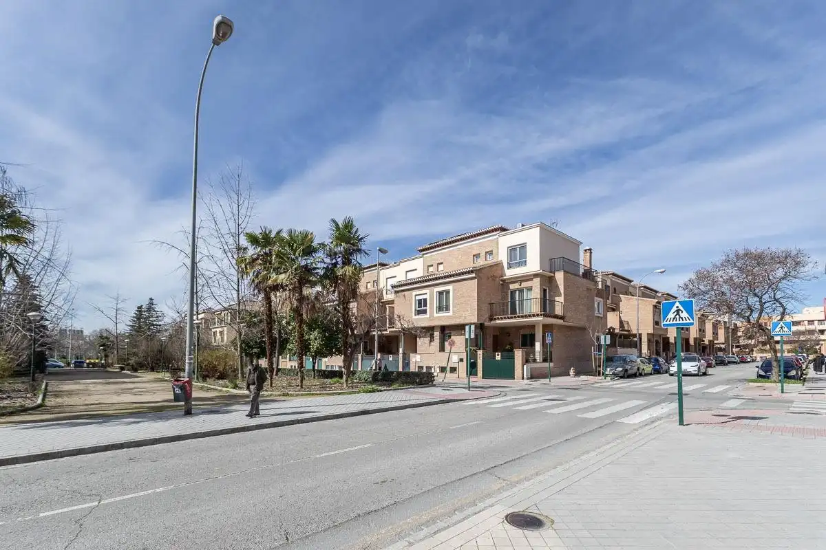 Vista exterior de Casa adosada en venta en Granada con Calefacción, Jardín privado y Terraza
