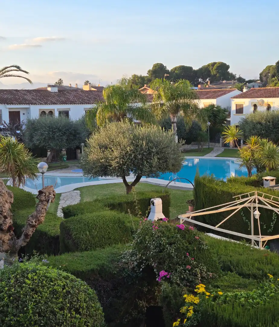 Schwimmbecken von Einfamilien-Reihenhaus zum Verkauf in Cambrils mit Privatgarten, Ofen und Gemeinschaftspool
