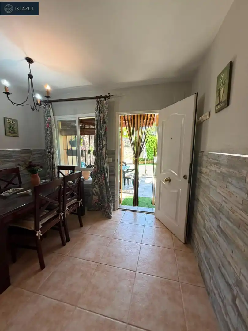 Einfamilien-Reihenhaus zum Verkauf in Islantilla mit Privatgarten, Terrasse und Abstellraum