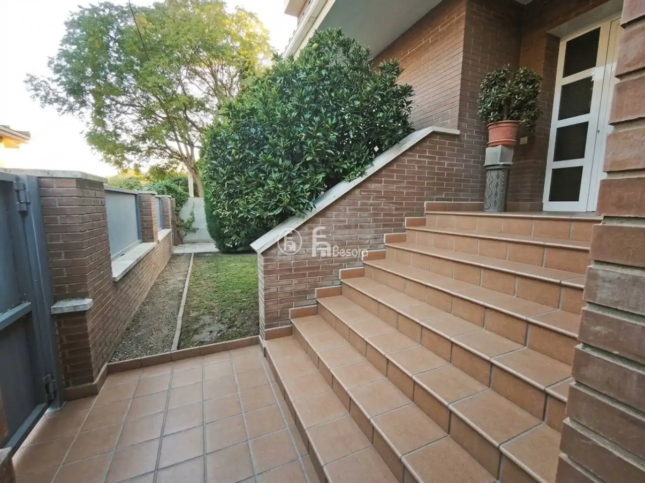 Casa aparellada amb jardí en venda a Avenida Lluís Companys, imagen 3