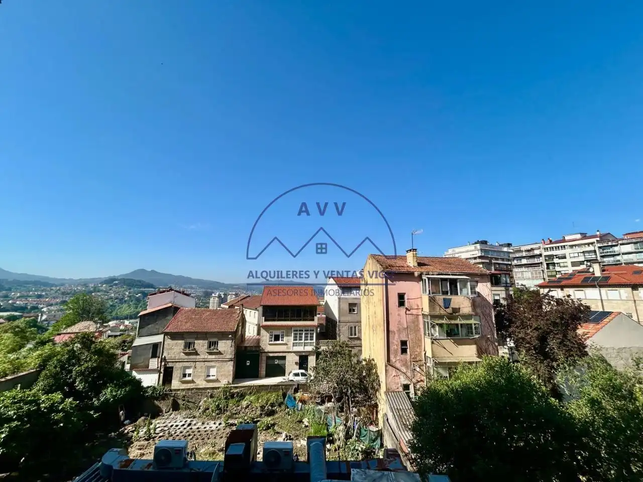 Vista exterior de Piso en venta en Vigo  con Calefacción y Balcón