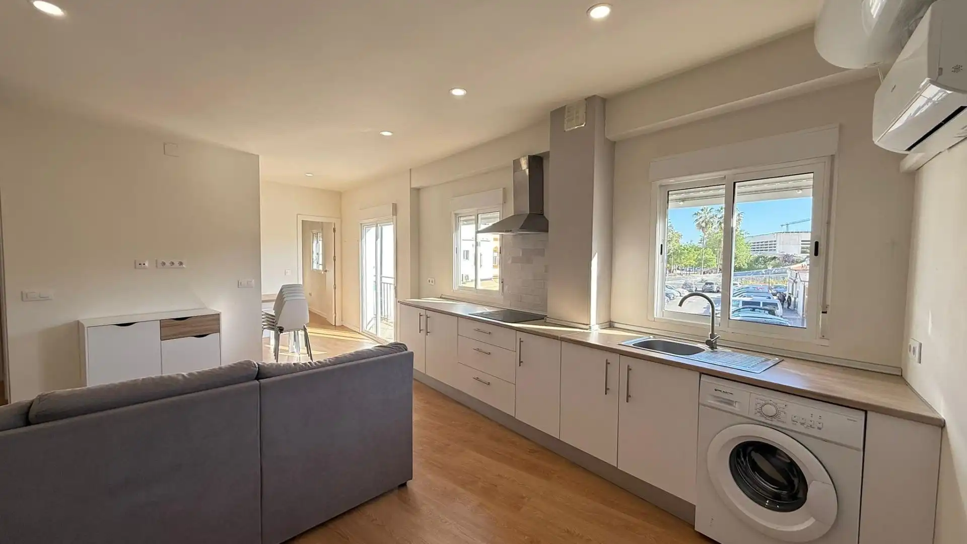 Kitchen of Flat for sale in  Sevilla Capital  with Air Conditioner, Terrace and Furnished