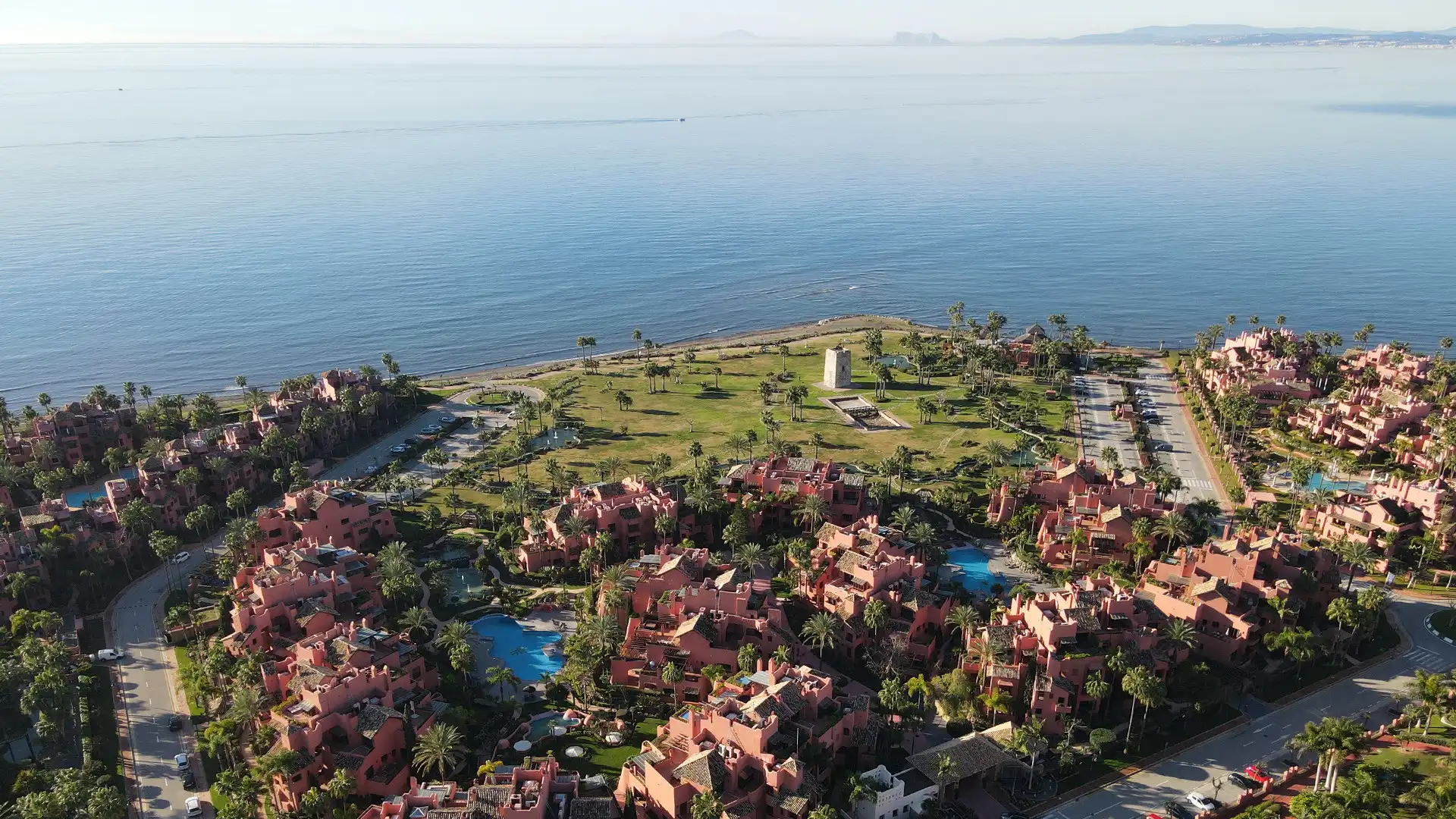 Außenansicht von Wohnungen zum Verkauf in Estepona mit Klimaanlage, Heizung und Terrasse