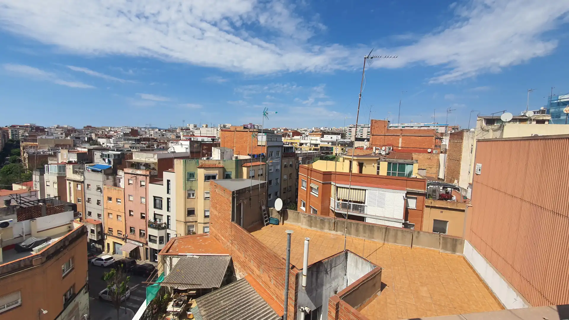 Vista exterior de Ático en venta en L'Hospitalet de Llobregat con Aire acondicionado, Calefacción y Terraza