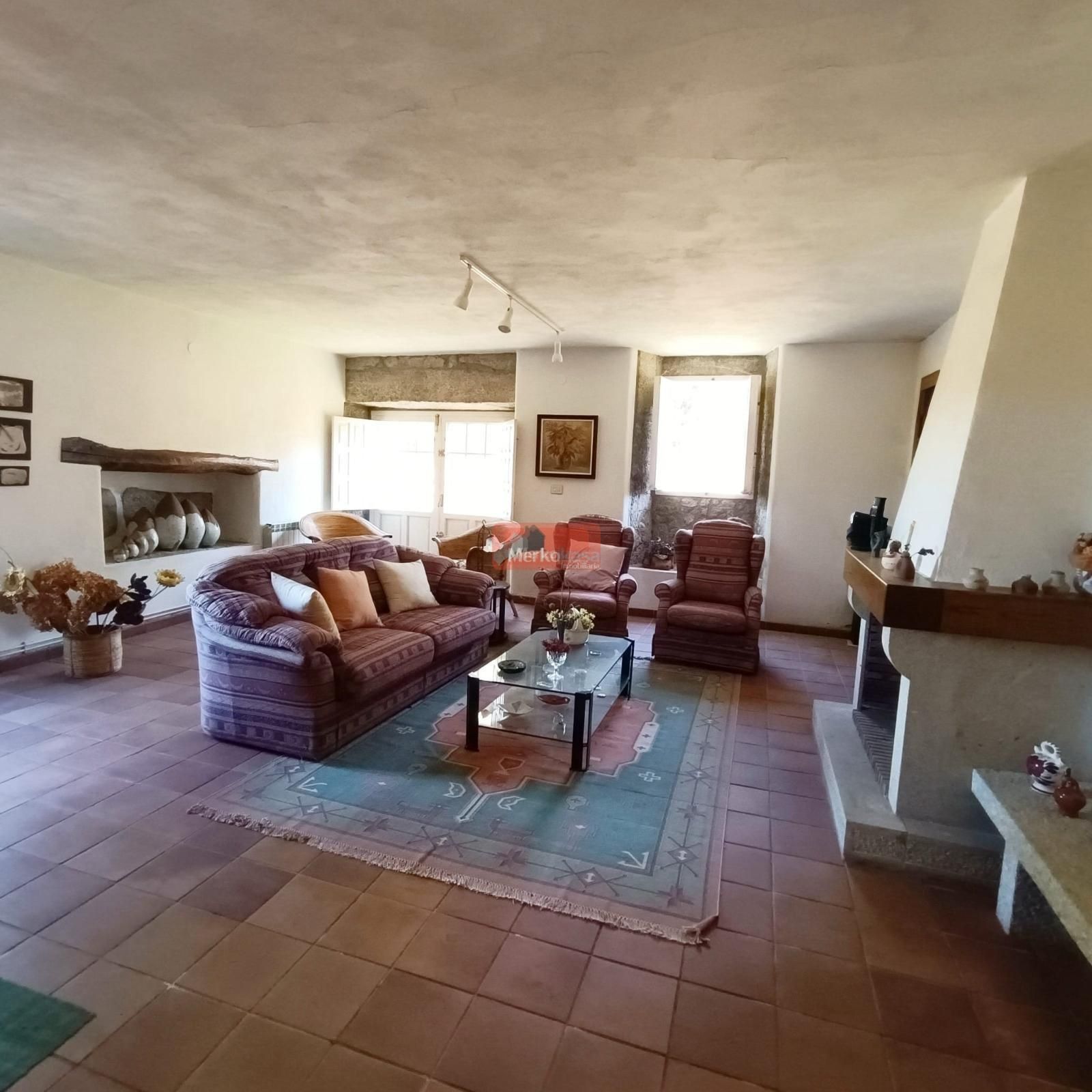 Sala d'estar de Finca rústica en venda en Lugo Capital amb Calefacció i Jardí privat
