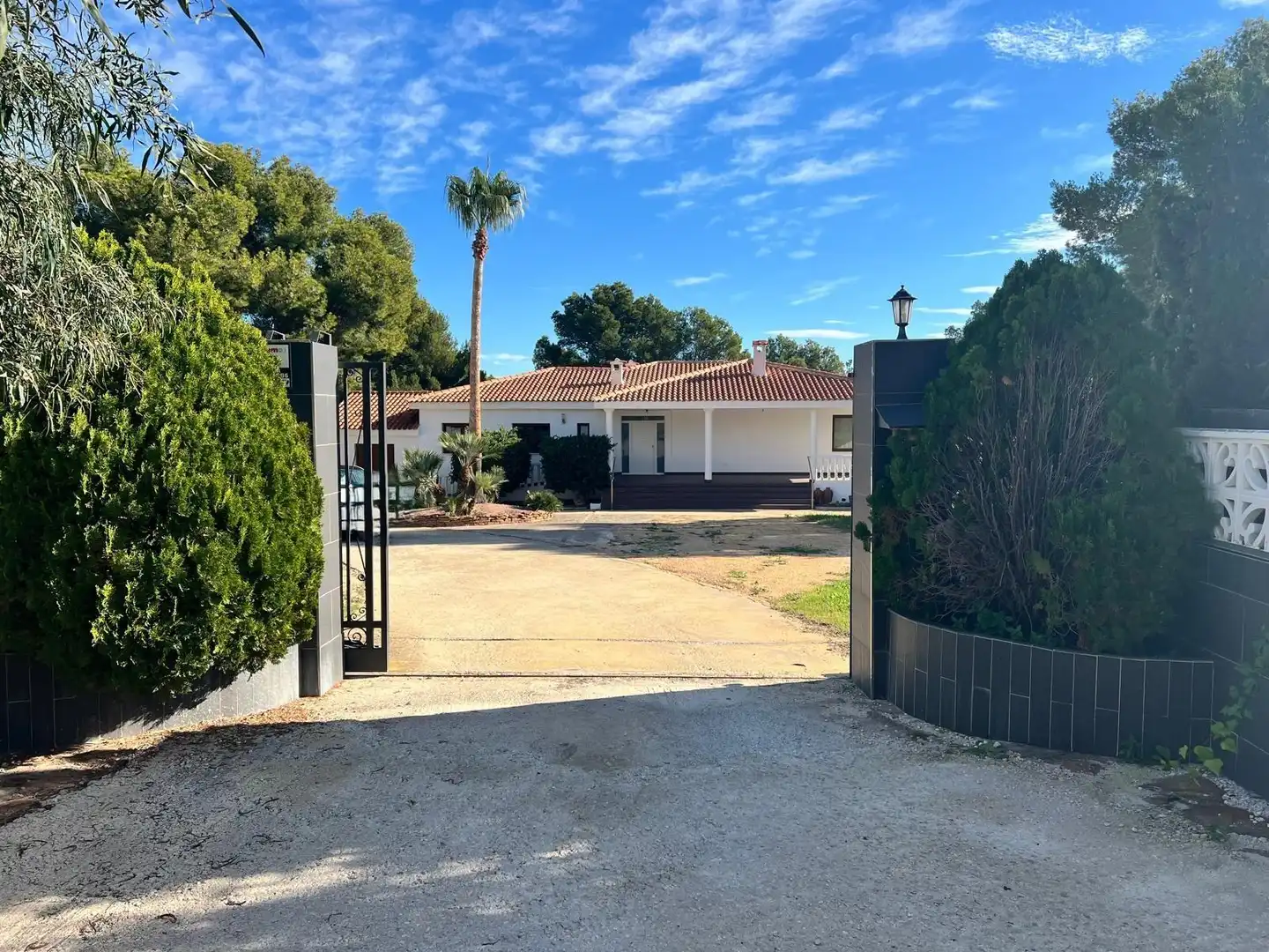Vista exterior de Casa o xalet en venda en La Nucia amb Jardí privat, Terrassa i Piscina