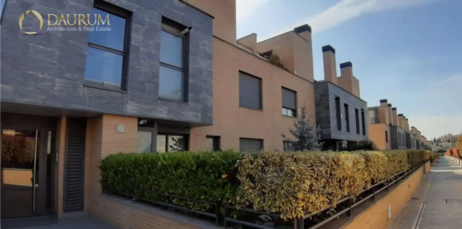 Vista exterior de Dúplex en venda en La Moraleja amb Aire condicionat, Calefacció i Terrassa