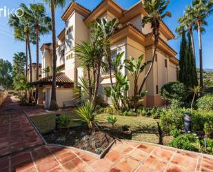 Vista exterior de Dúplex en venda en Marbella amb Aire condicionat, Terrassa i Piscina