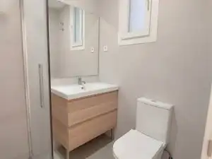 Bathroom of Apartments for rent in Madrid  with Heating, Parquet flooring and Washing machine