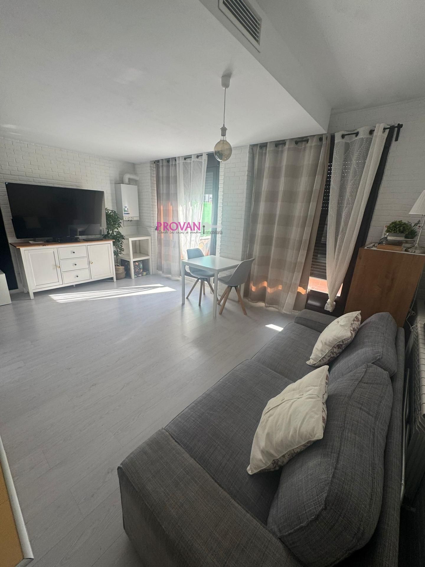 Dormitori de Apartament en venda en Torrejón de Ardoz amb Calefacció, Traster i Piscina comunitària
