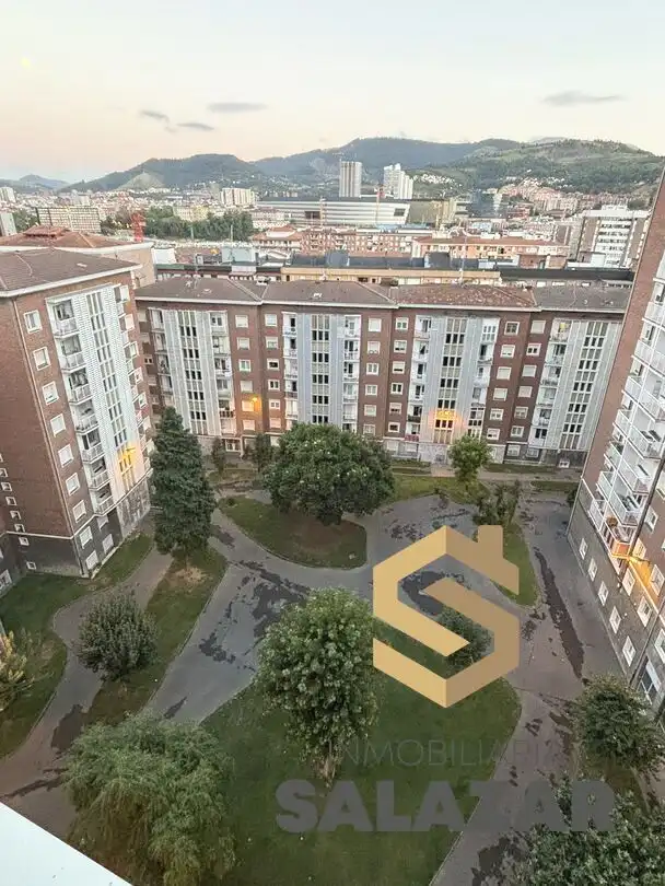 Außenansicht von Wohnung zum Verkauf in Bilbao  mit Heizung, Terrasse und Balkon