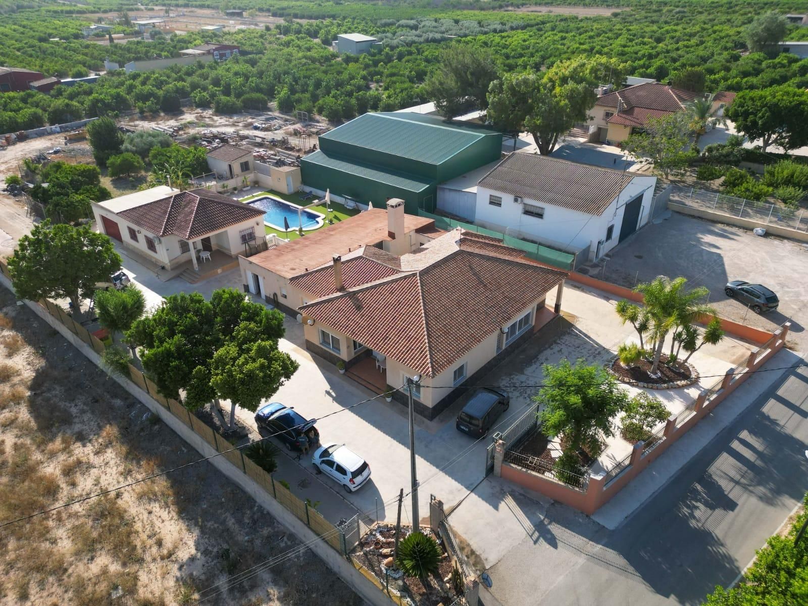 Vista exterior de Casa o xalet en venda en Orihuela amb Aire condicionat, Jardí privat i Terrassa
