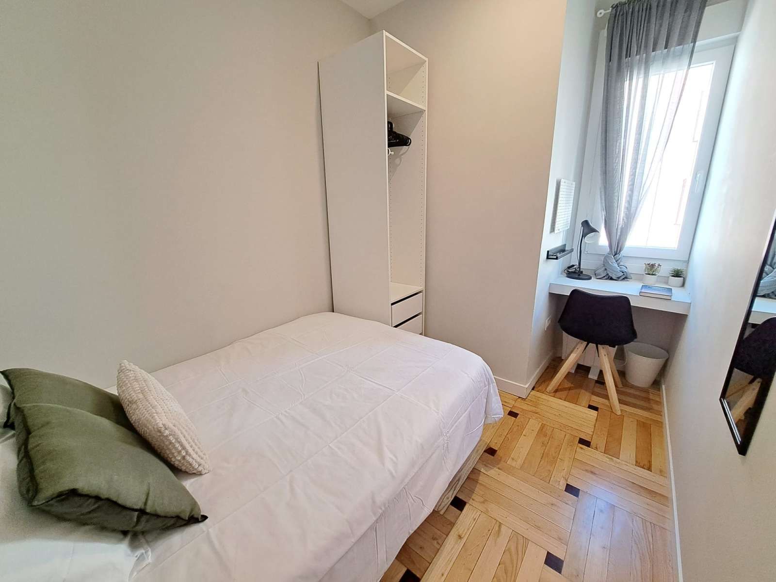 Bedroom of Flat to share in  Madrid Capital  with Air Conditioner and Terrace