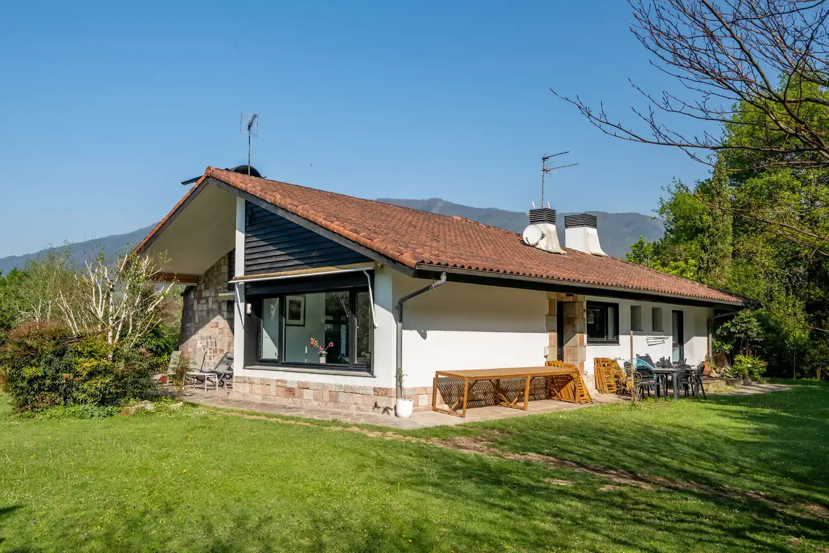 Vista exterior de Casa o xalet en venda en Irun  amb Balcó