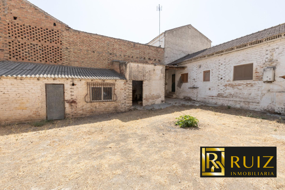 Vista exterior de Casa o xalet en venda en Churriana de la Vega amb Jardí privat