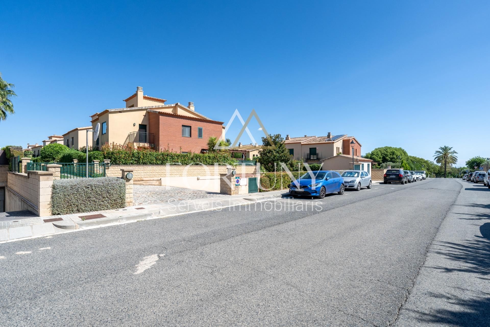Vista exterior de Casa adosada en venda en Reus amb Calefacció, Jardí privat i Parquet
