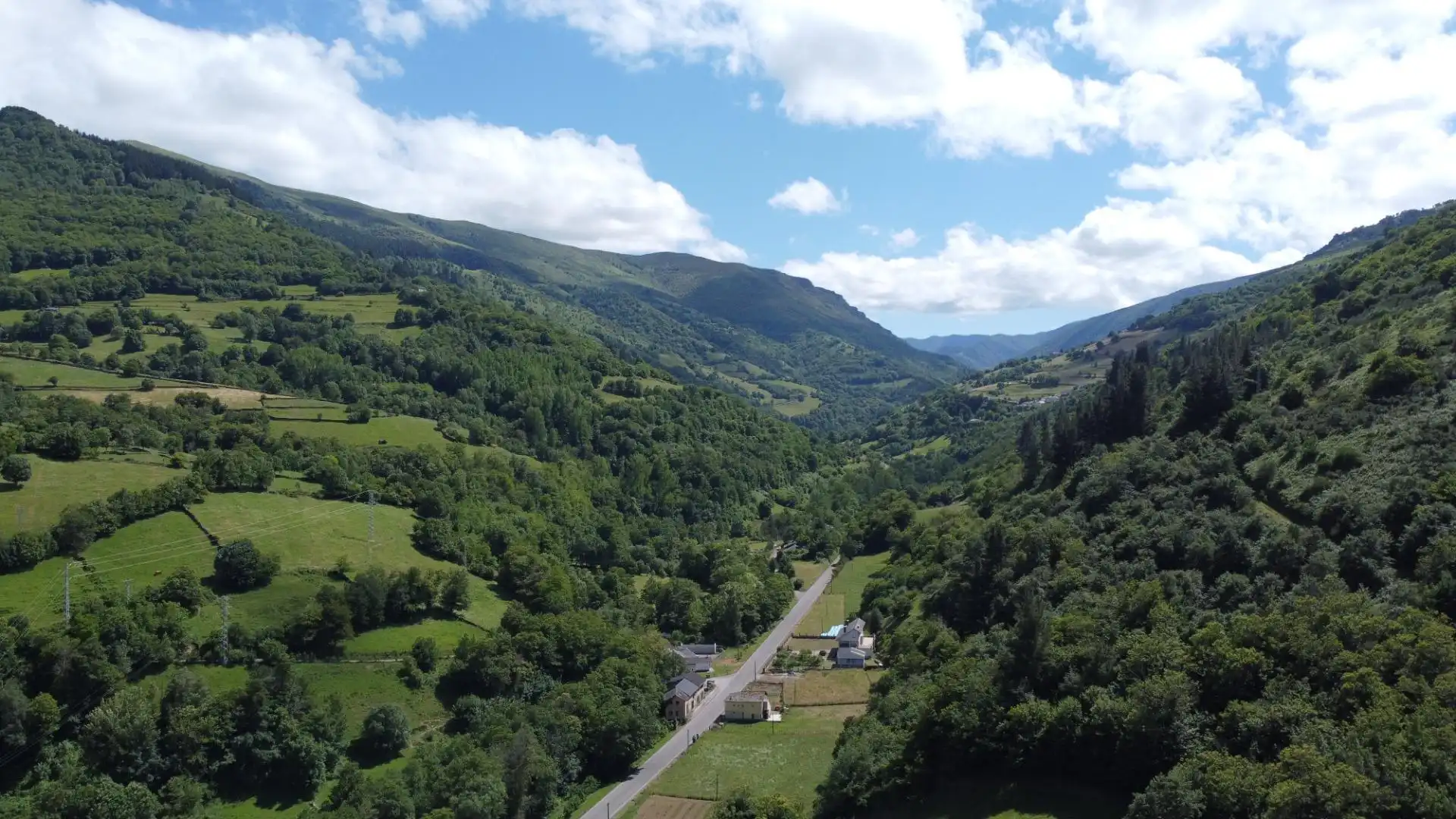 Vista exterior de Casa o chalet en venta en Cangas del Narcea con Jardín privado, Amueblado y Balcón