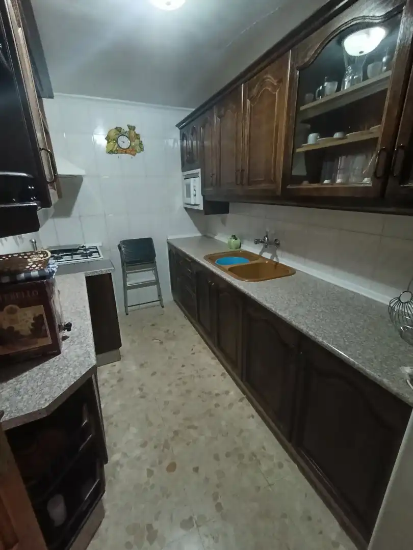 Cuina de Casa adosada en venda en Iznájar amb Aire condicionat, Terrassa i Moblat