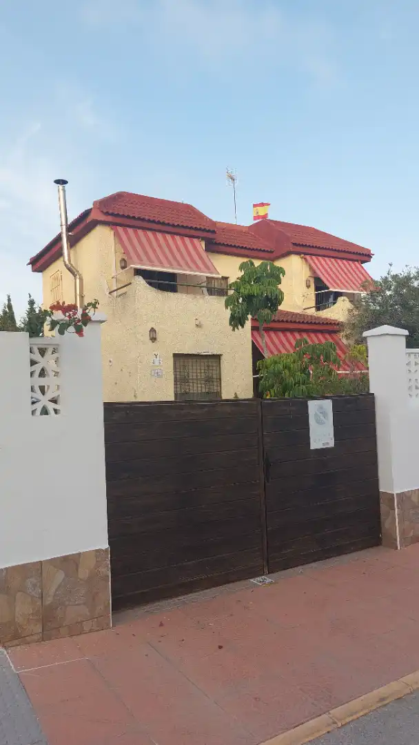 Außenansicht von Haus oder Chalet zum Verkauf in La Manga del Mar Menor mit Klimaanlage, Privatgarten und Terrasse