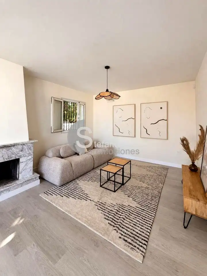 Sala d'estar de Casa o xalet en venda en Benalmádena amb Aire condicionat, Jardí privat i Terrassa
