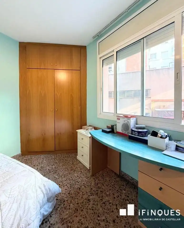 Habitación de Planta baja en venta en Castellar del Vallès con Calefacción, Terraza y Internet