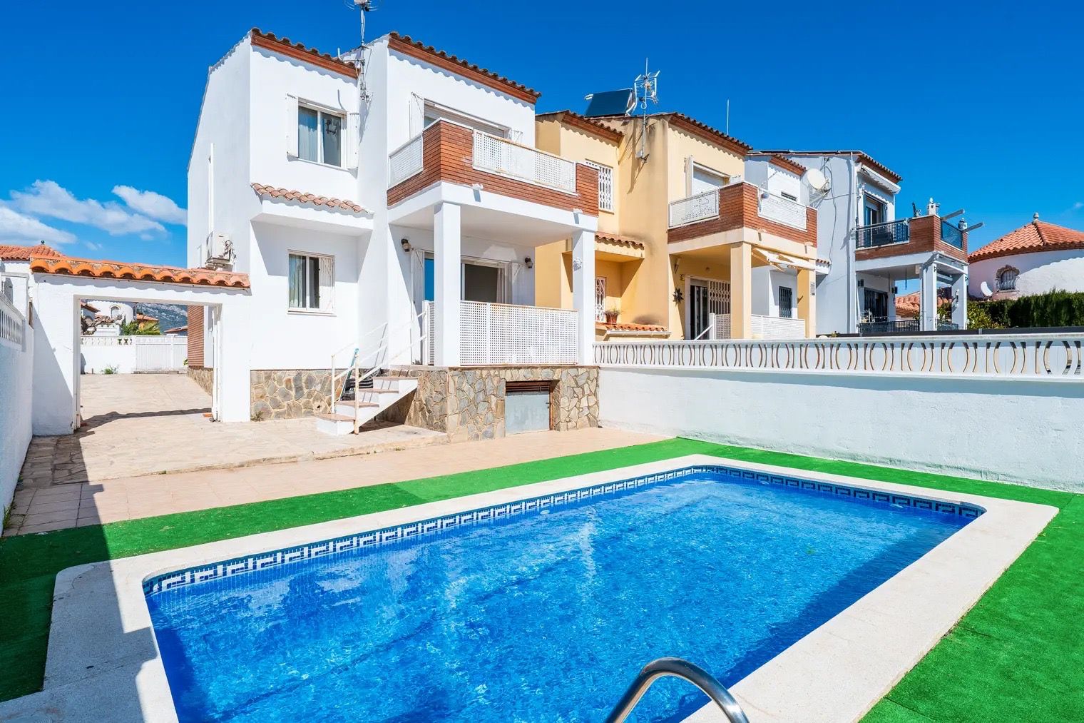 Piscina de Casa o xalet en venda en Mont-roig del Camp amb Aire condicionat, Terrassa i Traster
