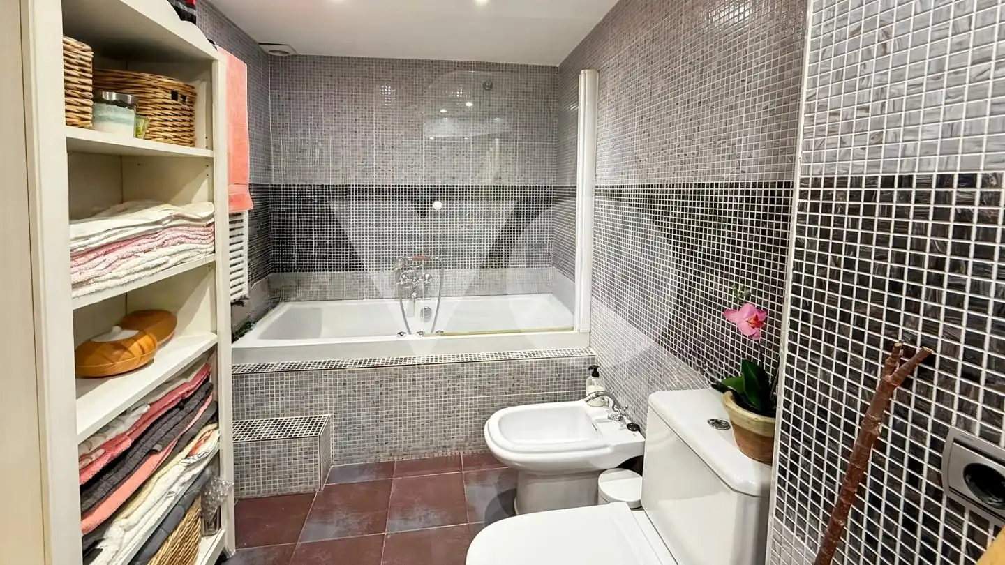 Baño de Piso en venta en Madrid con Aire acondicionado, Calefacción y Jardín privado