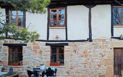 Vista exterior de Casa o xalet en venda en Aguilar de Campoo amb Calefacció, Terrassa i Traster