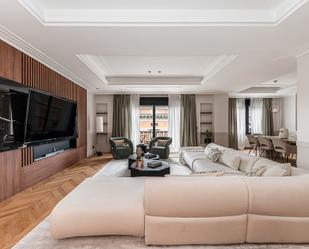 Living room of Flat for sale in  Madrid Capital  with Air Conditioner, Heating and Parquet flooring