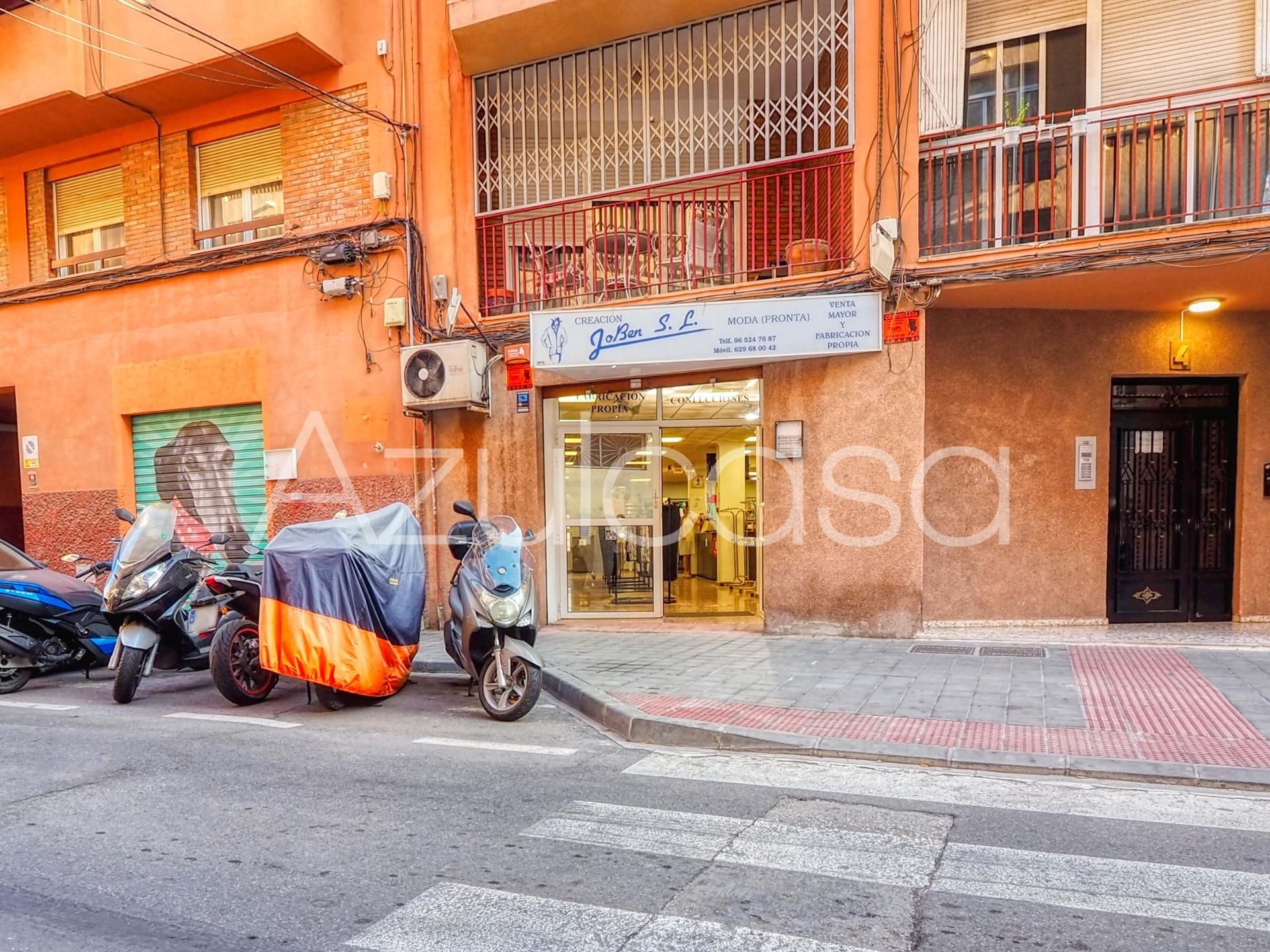 Vista exterior de Local en venda en Alicante / Alacant amb Aire condicionat