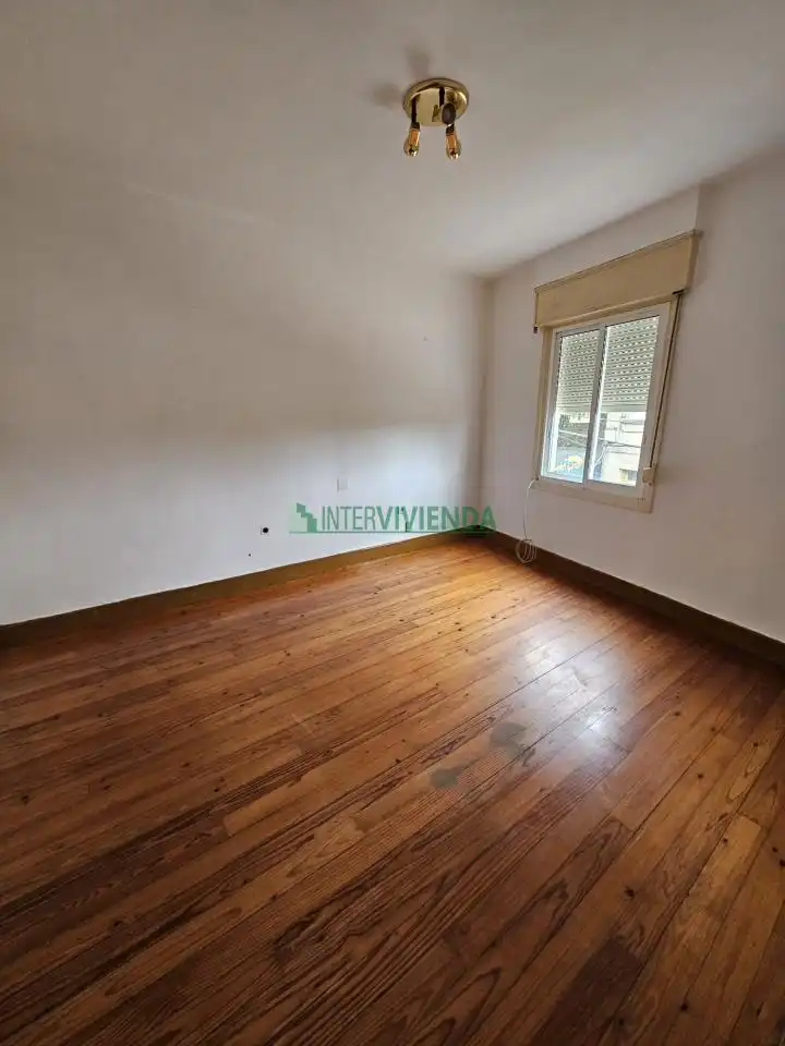 Dormitori de Casa o xalet en venda en Vigo  amb Calefacció, Jardí privat i Parquet