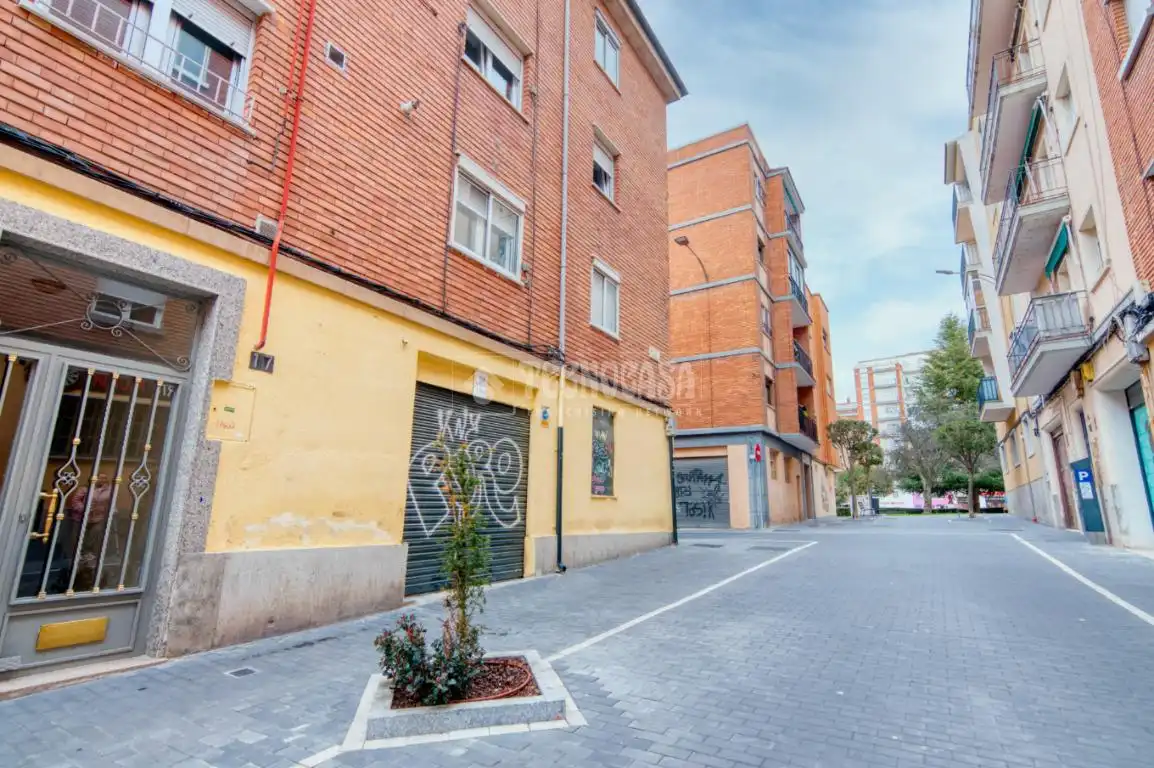 Außenansicht von Garage zum Verkauf in Salamanca
