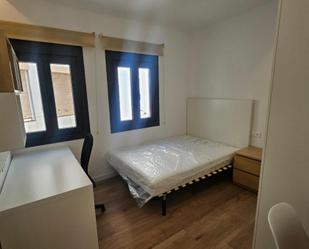 Bedroom of Apartment to share in  Barcelona Capital  with Air Conditioner, Heating and Oven