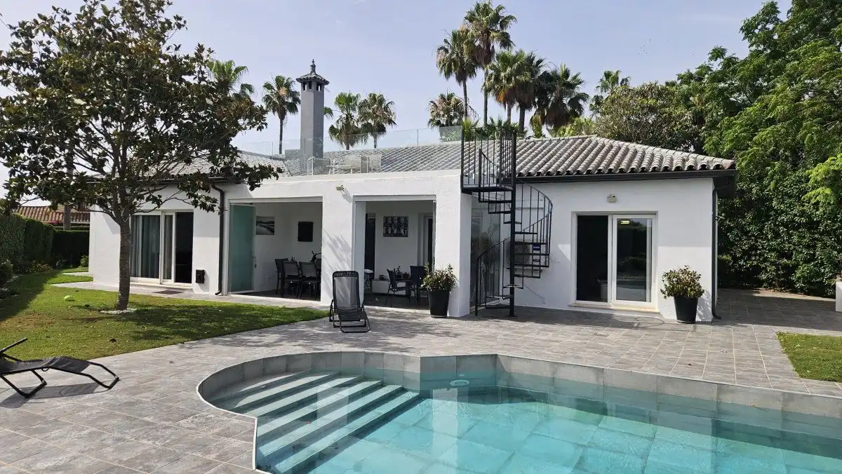 Vista exterior de Casa o chalet en venta en Sotogrande con Aire acondicionado, Jardín privado y Terraza