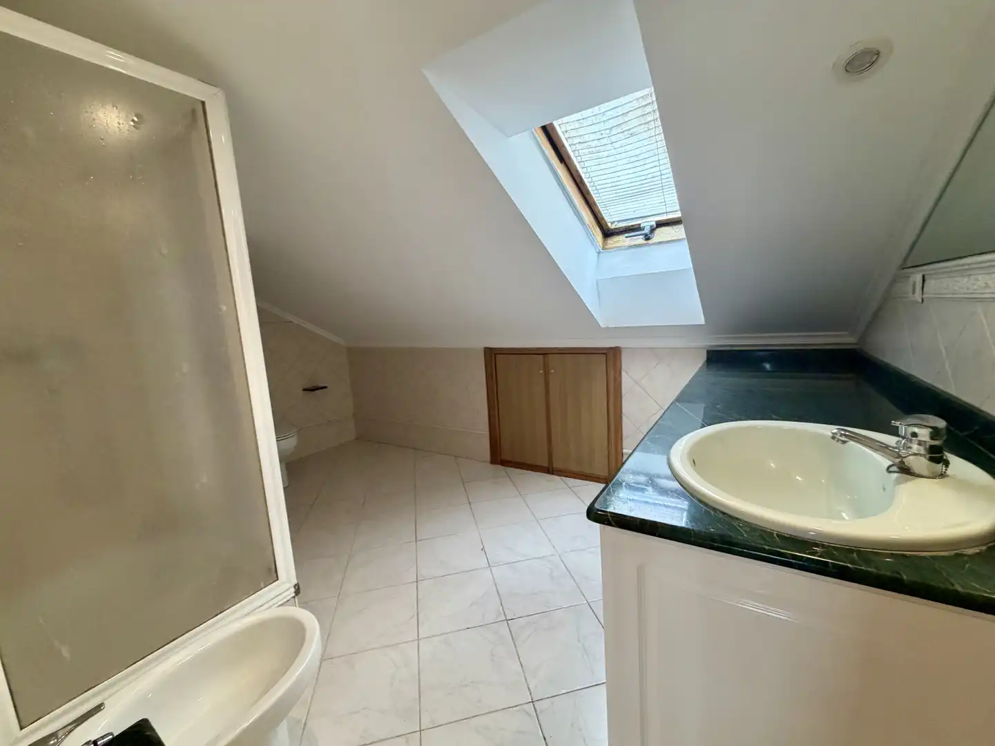 Badezimmer von Einfamilien-Reihenhaus zum Verkauf in Camargo mit Heizung, Privatgarten und Terrasse
