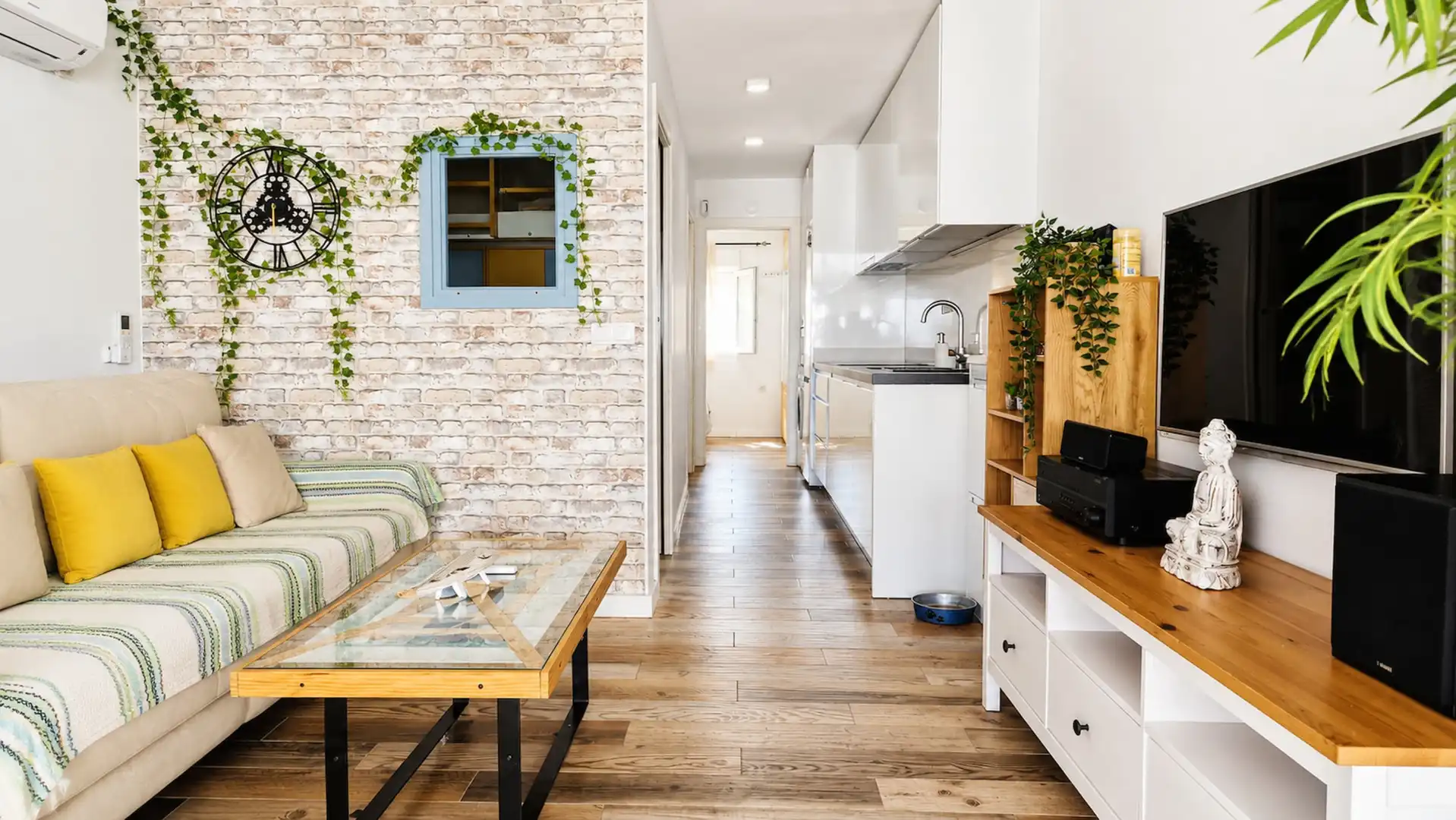 Wohnzimmer von Erdgeschoss zum Verkauf in Manilva mit Klimaanlage, Terrasse und Schwimmbad
