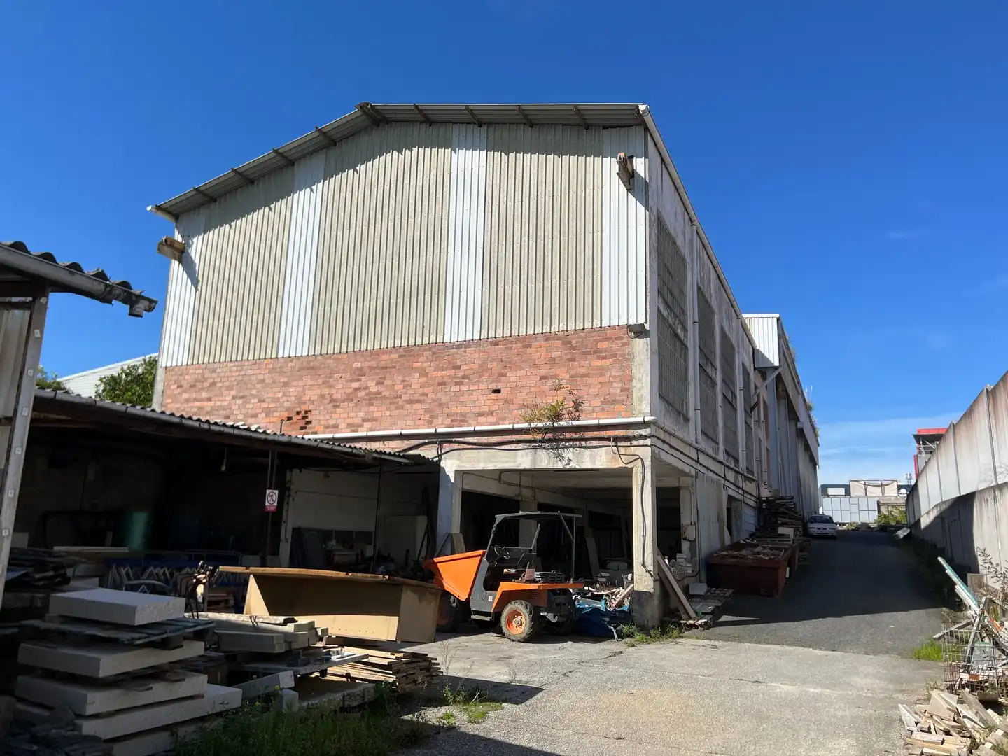 Vista exterior de Nave industrial en venta en Narón