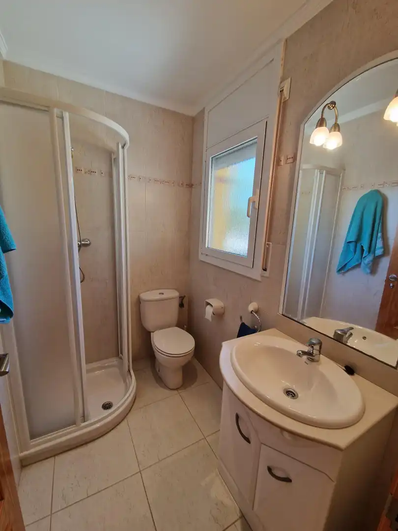 Badezimmer von Einfamilien-Reihenhaus zum Verkauf in Mont-roig del Camp mit Privatgarten, Terrasse und Möbliert
