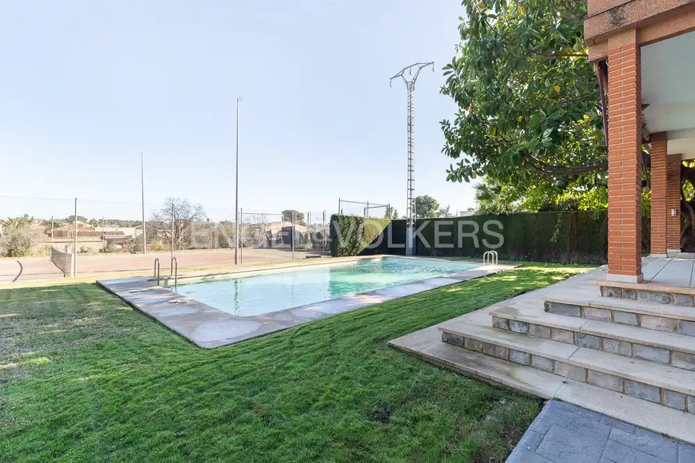 Swimming pool of Houses for sale in La Pobla de Vallbona  with Air Conditioner, Heating and Private garden