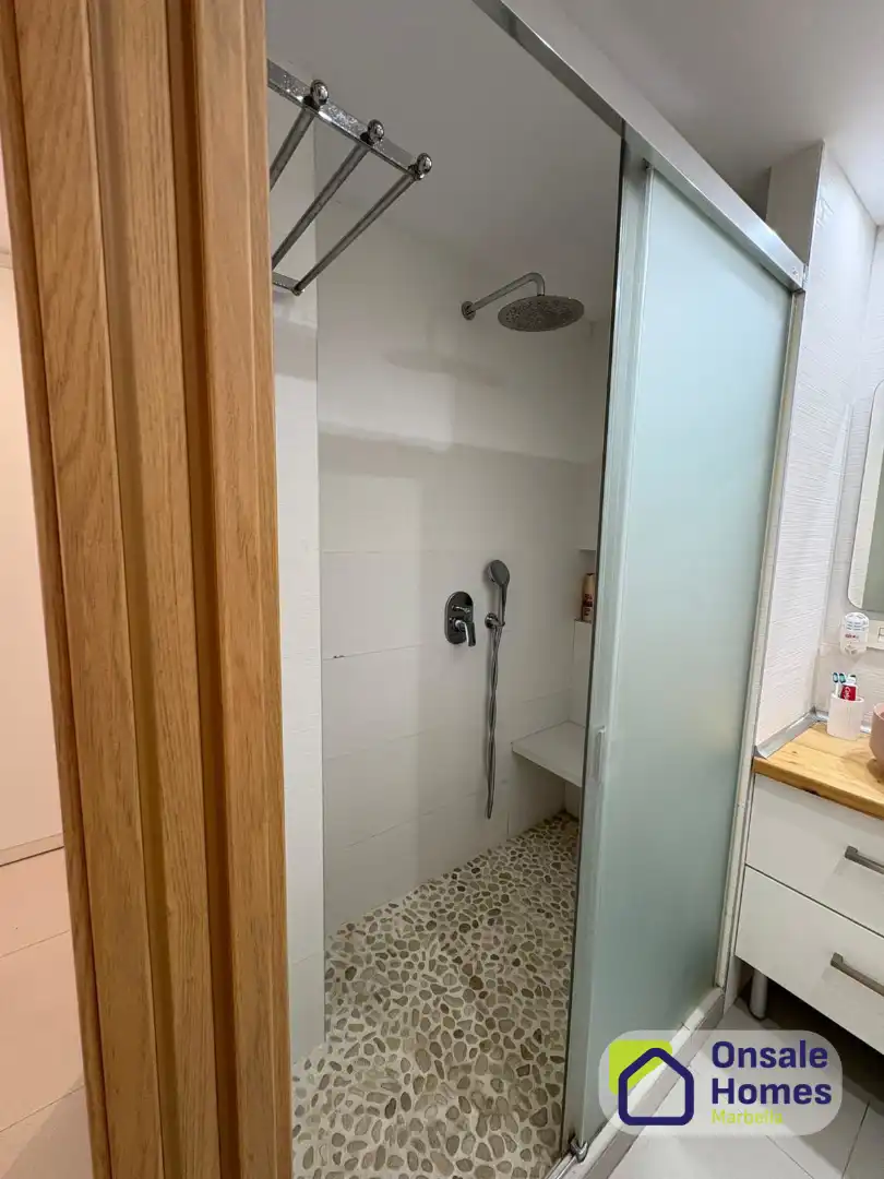 Bathroom of Flat for sale in Marbella  with Air Conditioner, Terrace and Furnished