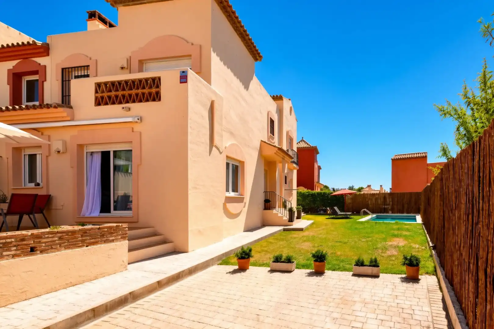 Vista exterior de Casa adosada en venda en Marbella amb Aire condicionat, Jardí privat i Terrassa
