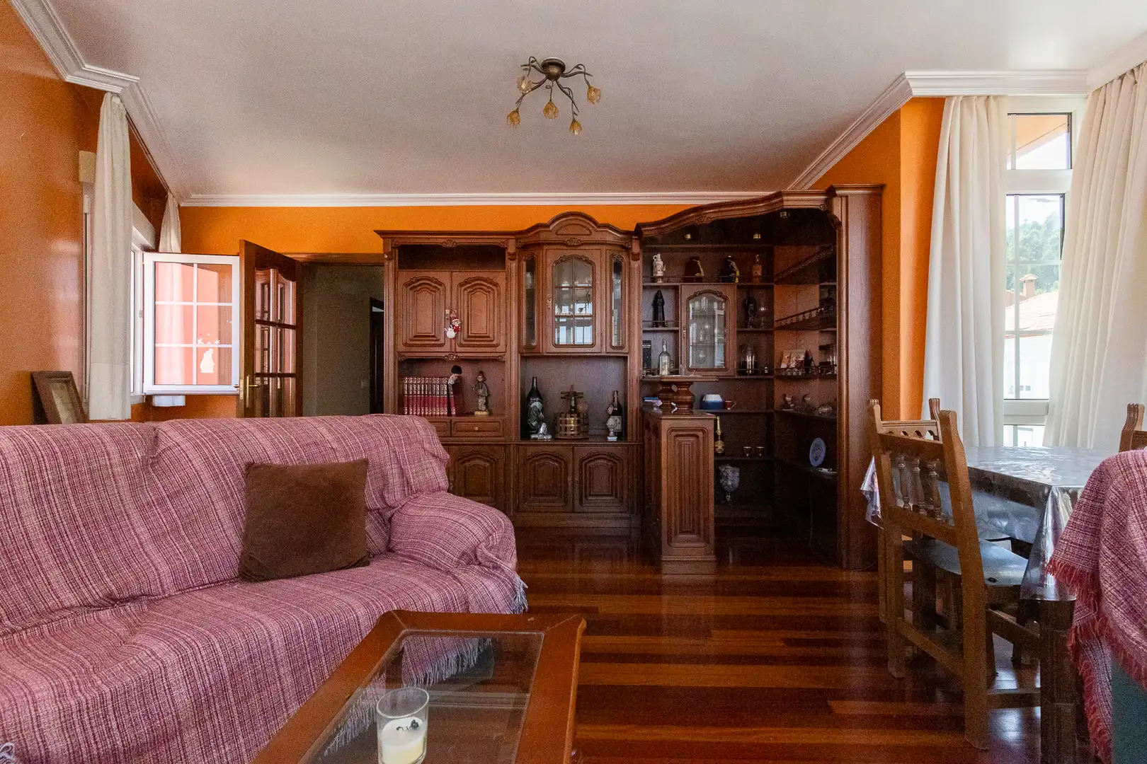 Sala d'estar de Casa o xalet en venda en A Pobra do Caramiñal amb Calefacció, Jardí privat i Parquet
