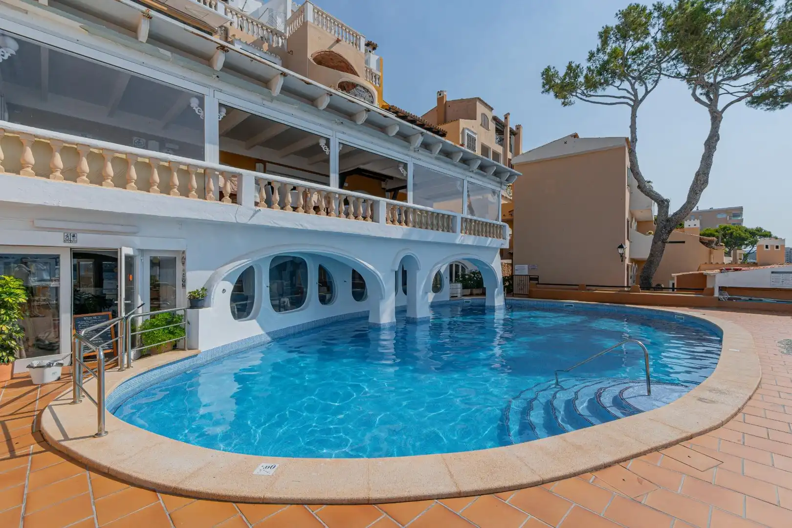 Schwimmbecken von Geschaftsraum zum Verkauf in Calvià mit Klimaanlage, Terrasse und Möbliert