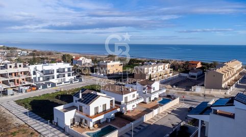 Exclusivo chalet con piscina a 50 metros del mar en Playa Terranova, Oliva.