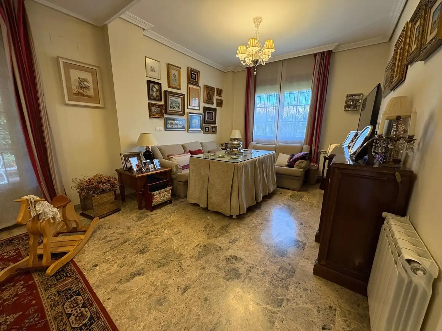 Sala d'estar de Casa adosada en venda en Córdoba amb Aire condicionat, Calefacció i Jardí privat