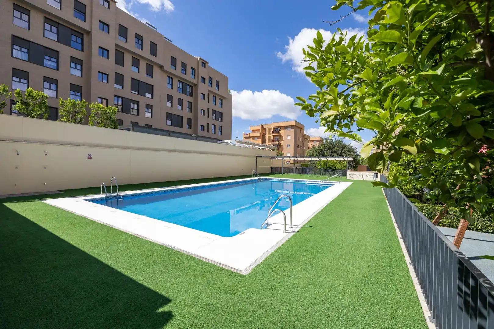 Piscina de Pis en venda en Granada amb Aire condicionat, Calefacció i Parquet