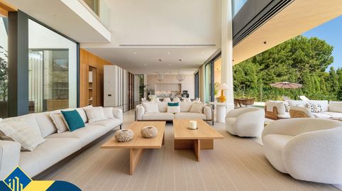 Villa con piscina privada, en la provincia de Málaga, en Marbella, en la zona de Nueva Andalucía. 6 habitaciones | 1057 m² | 2 kil, imatge 2